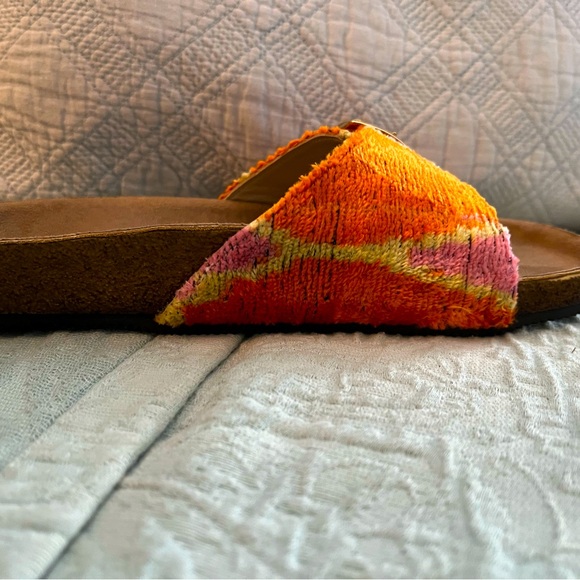 NWOT Adorable slip on sandals - Picture 2 of 3